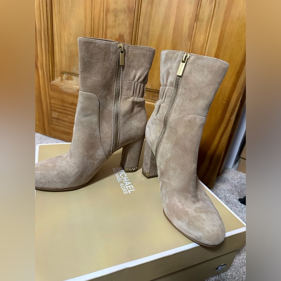 Michael Kors Dolores Suede Bootie size 7.5 GOOD CONDITION - Picture 4 of 8